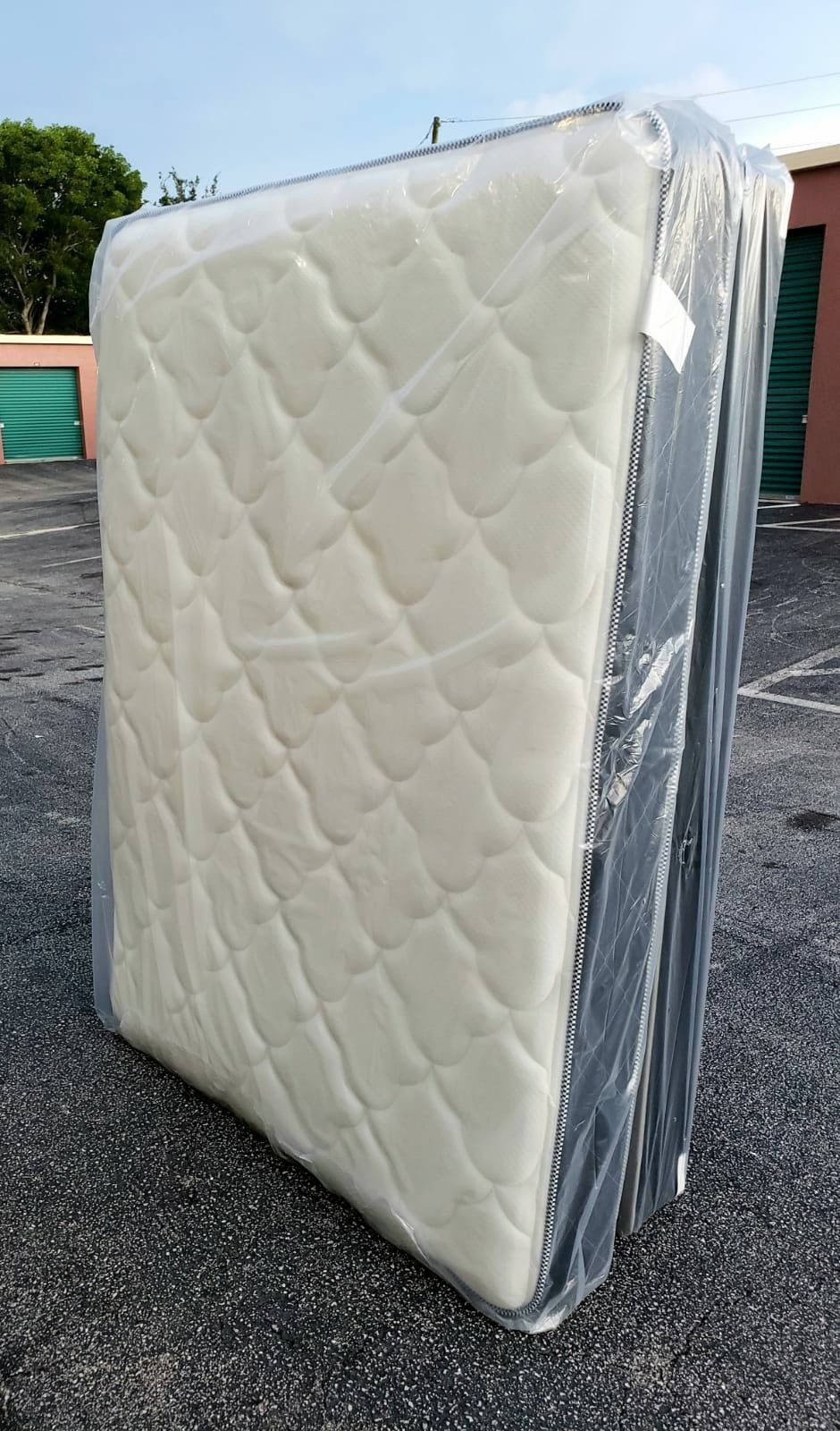 22. Mattress / Box Spring Set 